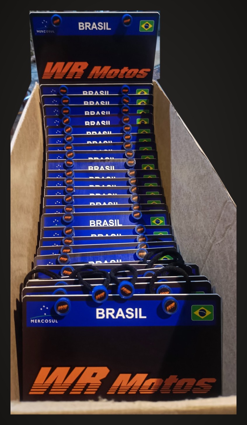 Caixa cheia de Encobre placa da WR Motos, prontas para entrega